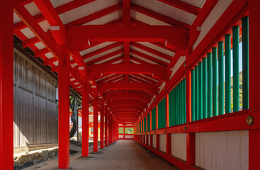 色鮮やかな神社の回廊に差し込む美しい光 /...