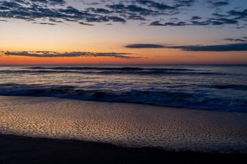Obraz premium Twilight Morning Sky over Beach and Sea