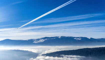 飛行機と飛行機雲。青空の背景。一筋の飛行機雲。Airplanes and contrails. Blue sky background. A single contrail. - obrazy, fototapety, plakaty