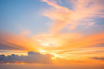 Fototapeta premium オレンジや青にグラデーションする夕焼けの空と太陽と雲