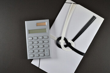 不祝儀袋と電卓で香典の相場のイメージ