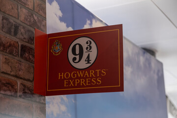 Naklejka premium Sign 9 3/4 Hogwarts Express on a wall at the themed section of the National Library of El Salvador (BINAES).