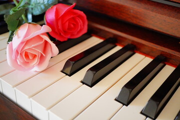 ピアノの鍵盤にお花を添えた。
