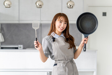 エプロン姿の女性・料理イメージ