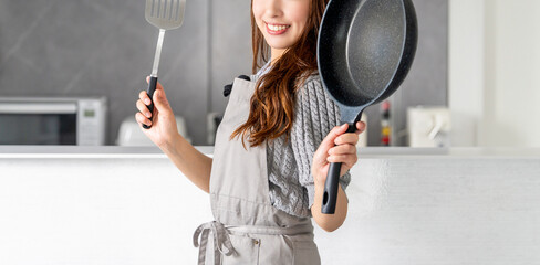 エプロン姿の女性・料理イメージ