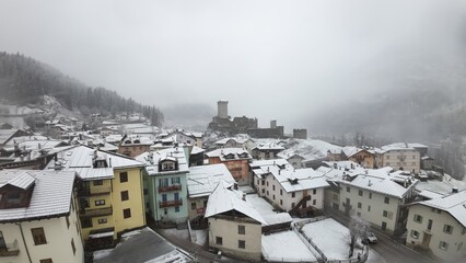 paese di montagna inverno Trentino Ossana maltempo nebbia nuvoloso 