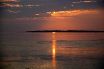 湖に沈む綺麗な夕陽
