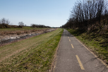Fototapeta na wymiar Bicycle path by the river.