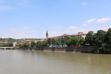 Fototapeta na wymiar Blick in die Historische Altstadt von Verona in Italien 