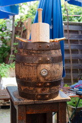 Rustikales Holzfass mit Zapfhahn: Bayerisches Bierfass im Garten