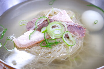 朝鮮半島由来の冷製麺料理の冷麺

