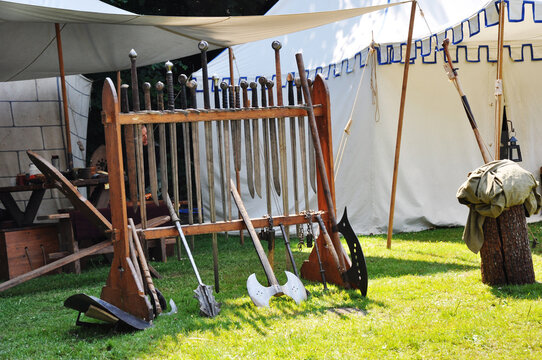 Ritterzelte und Waffen auf dem Mittelaltermarkt #Sparrenburgfest in Bielefeld eine Zeitreise in die Vergangenheit.