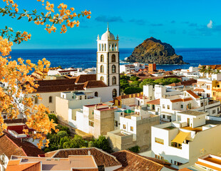 Paisaje de la isla de Tenerife. Océano y pueblo costero, vista panorámica de la playa de...