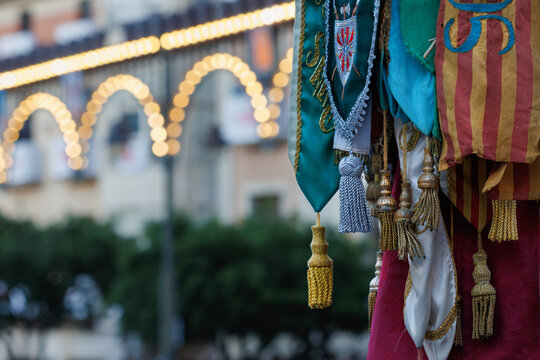 Bandera de banda de m&uacute;sica con fondo de alumbrado y balcones de la plaza de Espa&ntilde;a durante la fiesta del pasodoble en Alcoy donde participaron 24 bandas de m&uacute;sica y 4 agrupaciones de dulzainas