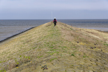 Kobieta w podróży, Holandia Północna. © Adam Sadlak
