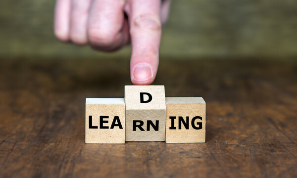 Cubes form the words learning and leading.