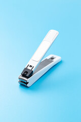 青背景に爪切り