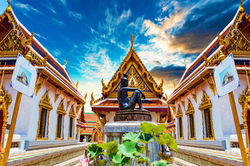 Tailandia Palacio Real puesta de sol paisaje.
Gran palacio y el templo Wat phra keaw en la ciudad de bangkok. - obrazy, fototapety, plakaty