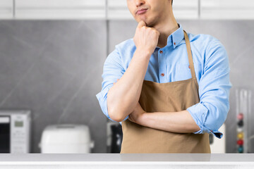 キッチンで考える男性・料理イメージ