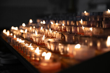 candele votive in una chiesa 