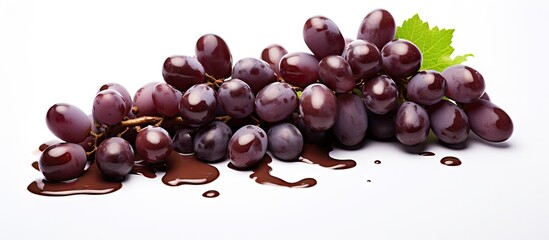 Obraz premium Grapes with a leaf on pile