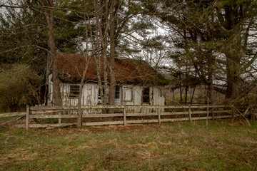 Fototapeta na wymiar Abandoned tenant house in the Delaware Water Gap National Recreation Area