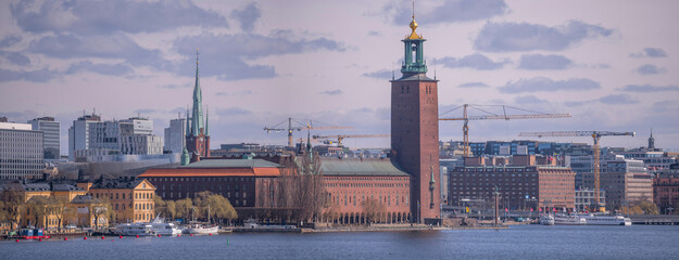 The district Kungsholmen, the City Hall, and down town at the bay Riddarfjärden, a sunny spring day in Stockholm
 - obrazy, fototapety, plakaty