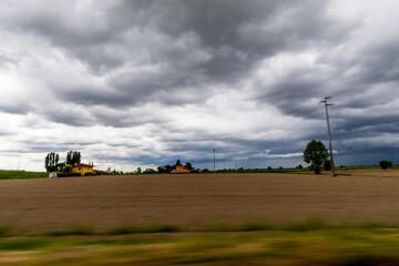 Cielo tempestoso sui campi agricoli nella provincia di Verona