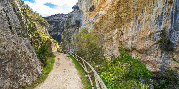 Desfiladero del Rio Pur&oacute;n Path, Montes Obarenes-San Zadornil Natural Park, Herr&aacute;n, Las Merindades, Burgos, Castilla y Le&oacute;n, Spain, Europe