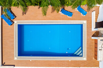 Overhead view of empty swimming pool - 796525984