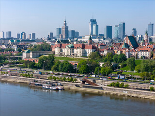 Obraz premium Panorama Warszawy z lotu ptaka nad Wisłą i centrum nowoczesne miasta w tle