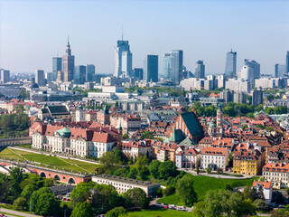 Fototapeta premium Panorama Warszawy z lotu ptaka nad Wisłą i centrum nowoczesne miasta w tle
