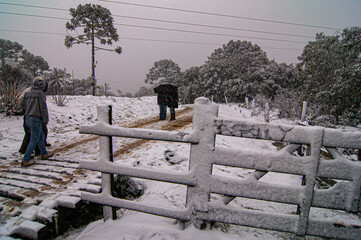 Turistas curtindo a tempestade de neve nas montanhas geladas de Urubici, Santa Catarina, Brasil