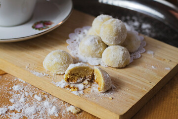 Snow Princes Cake that melts in the mouth is a semi-round cake covered in powdered sugar and is a typical Indonesian cake that is popular fot Eid Mubarak.
