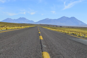 Estrada com a Cordilheira dos Andes ao fundo