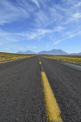 Estrada com Vulcões ao fundo