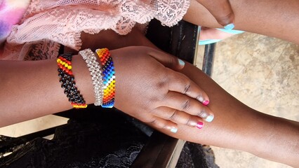 Hände eines kleinen Mädchen aus Tansania