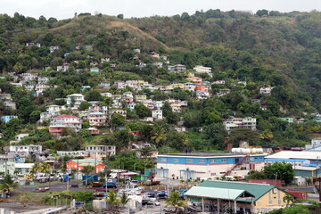 Bunte karibische Häuser an einem Berghang in Dominica, Roseau, Karibik