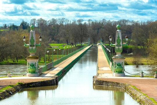 Pont canal de Briare, Loiret, Centre-Val de Loire, France, Europe