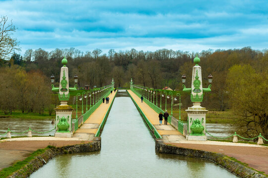 Pont canal de Briare, Loiret, Centre-Val de Loire, France, Europe