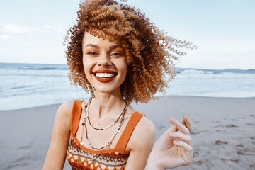 Smiling Woman with Backpack, Enjoying a Happy Beach Vacation - obrazy, fototapety, plakaty