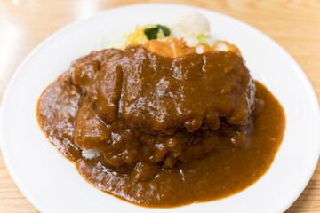 日本の熱海にある有名なカレーレストランのカツカレー
