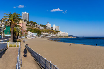 再開発が進む、熱海のビーチとマンションとホテルの風景