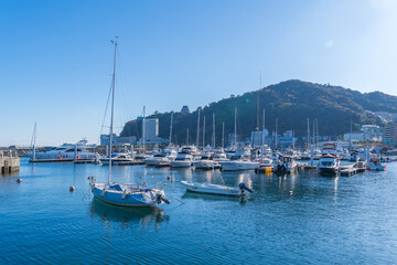 Fototapeta premium 個人所有のクルーザーが並ぶ熱海のボート置き場の風景