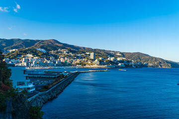 再開発が進む、熱海のビーチとマンションとホテルの風景