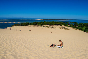 Fototapeta na wymiar footprints in the sand, Test de buche, France, sea, sky, blue, beach, bathers, beach, vacation, hot, vacation