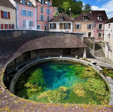 Fosse Dionne in Tonnerre, Waschplatz an Karstquelle mit t&uuml;rkisblauem Wasser
