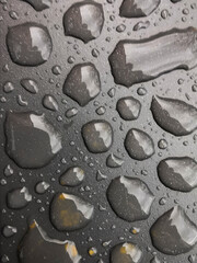 Gouttes d'eau sur une plaque métallique