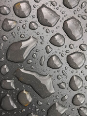 Gouttes d'eau sur une plaque métallique