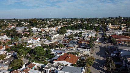 Vista aérea con dron de ciudad de Totoral en el norte de Córdoba, Argentina, se observa plaza principal e iglesia frente a la misma